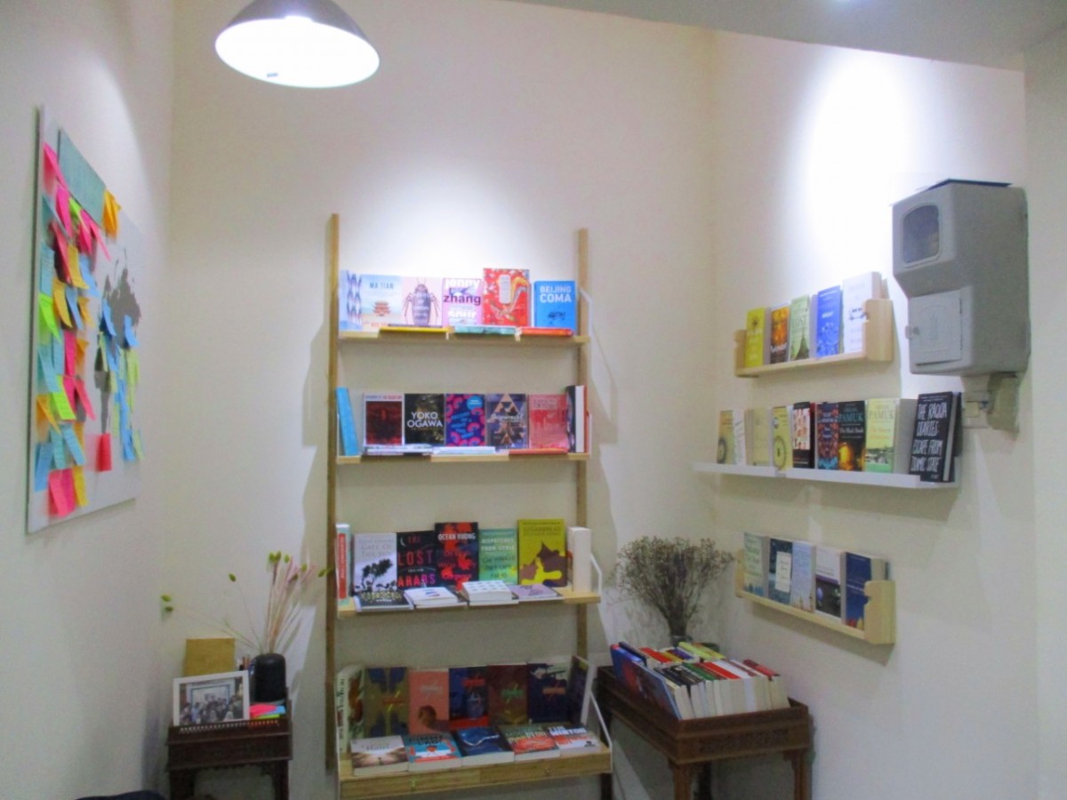 Suasana “intim” di Transit Bookstore.